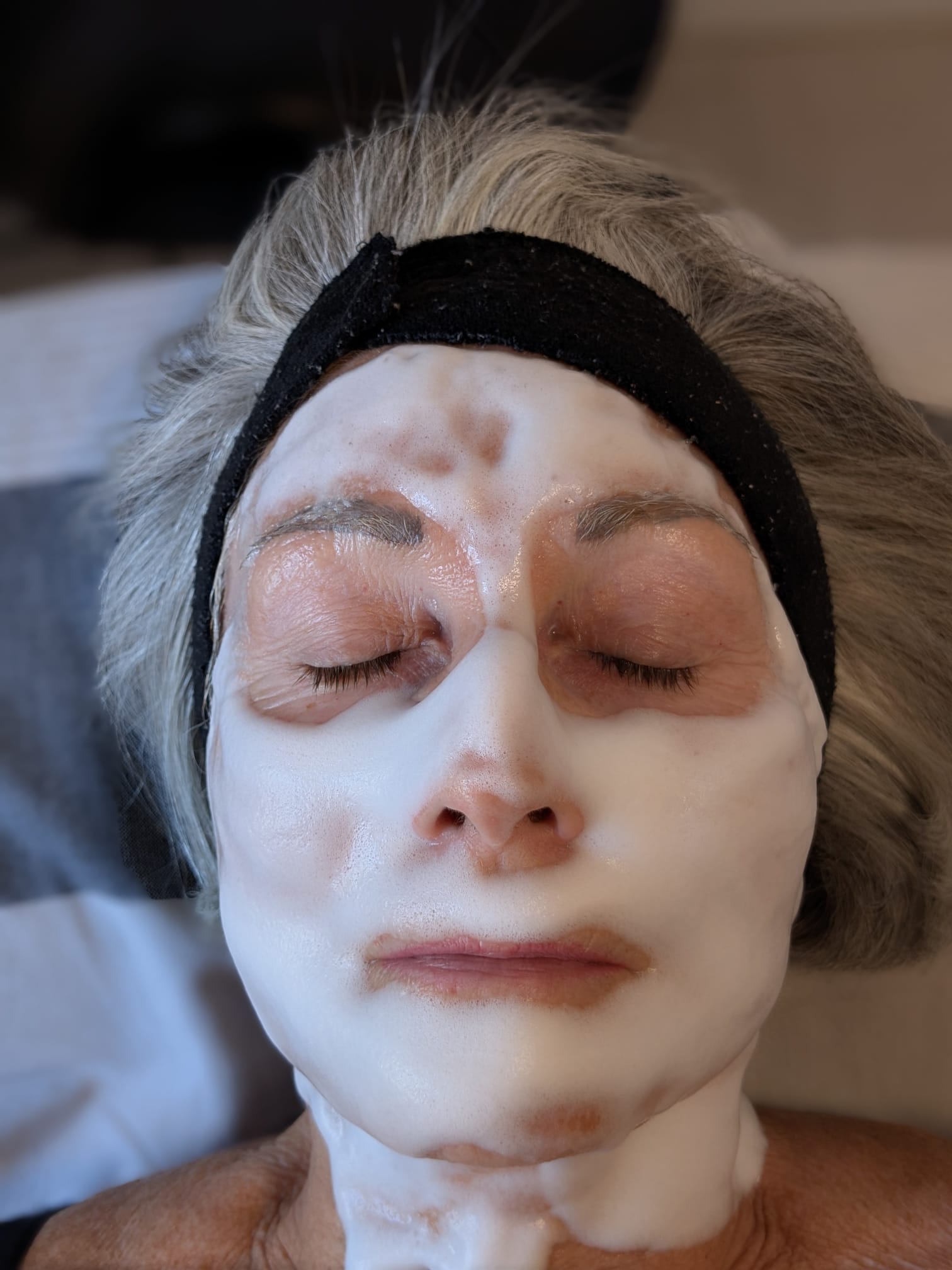 Deep cleansing with oxygenated bubble mouse 